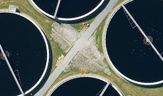 An overhead view of a wastewater treatment plant.