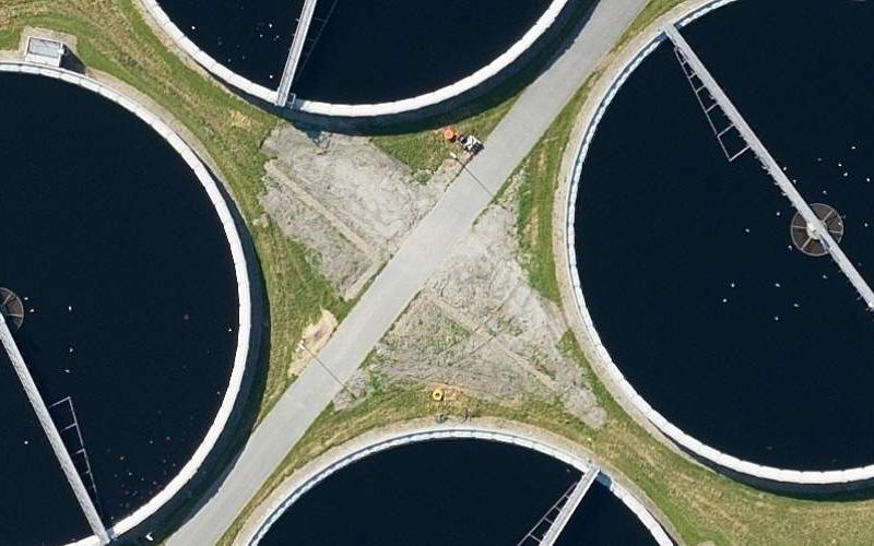 An overhead view of a wastewater treatment plant.