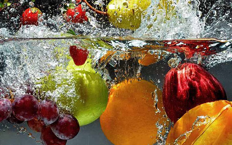 Fruit plunged in clean water.