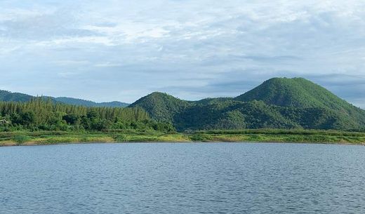 A reservoir viewpoint with mountains in the background.