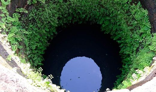 An artesian aquifer containing groundwater.