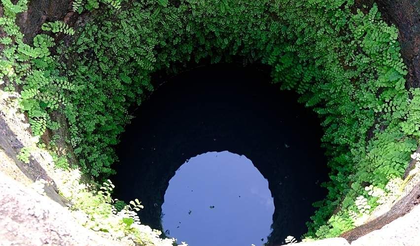 An artesian aquifer containing groundwater.